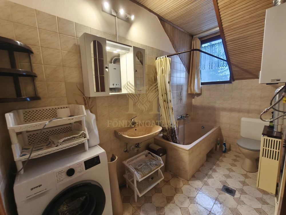 Balatonlellén, 50 méterre a Balatontól, 8 szobás, nagy telkes családi ház / nyaraló eladó!