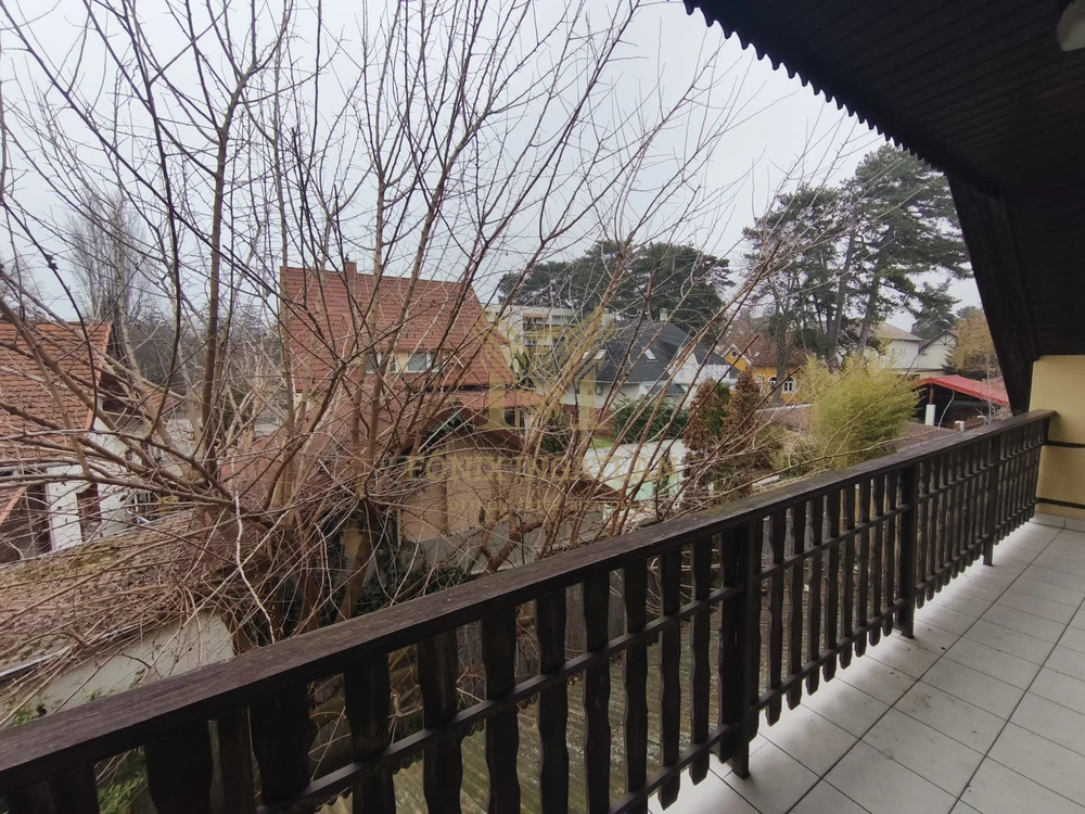 Balatonlellén, 50 méterre a Balatontól, 8 szobás, nagy telkes családi ház / nyaraló eladó!