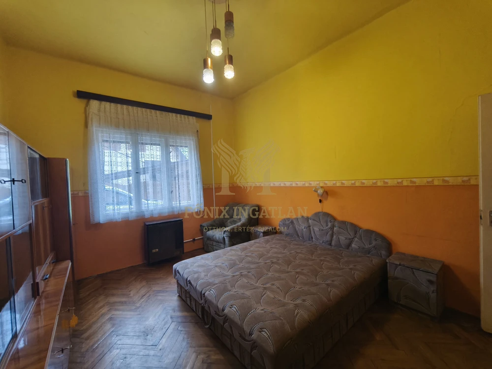 Balatonlellén, 50 méterre a Balatontól, 8 szobás, nagy telkes családi ház / nyaraló eladó!