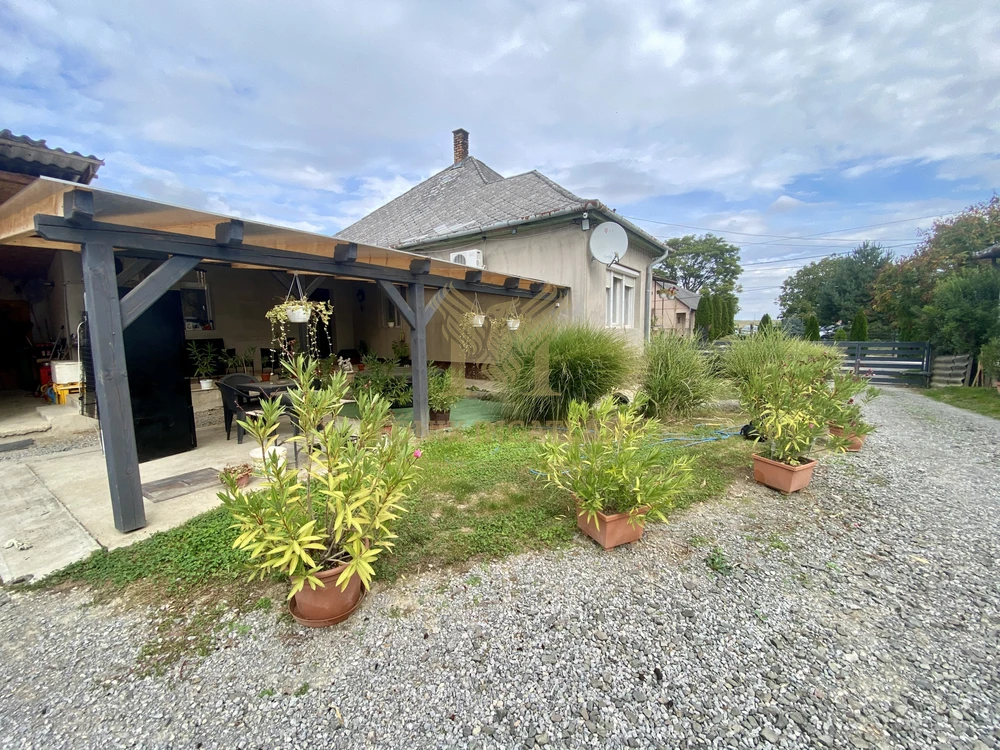 Tágas 100 nm-es családi ház eladó