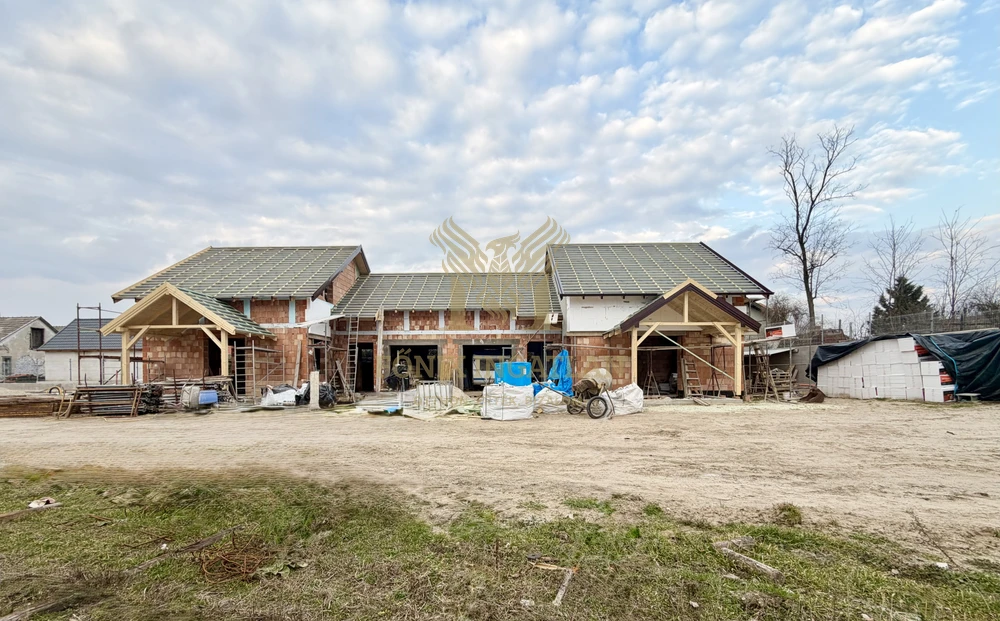 ÚJ ÉPÍTÉSŰ, GARÁZSKAPCSOLATOS IKERHÁZFÉL