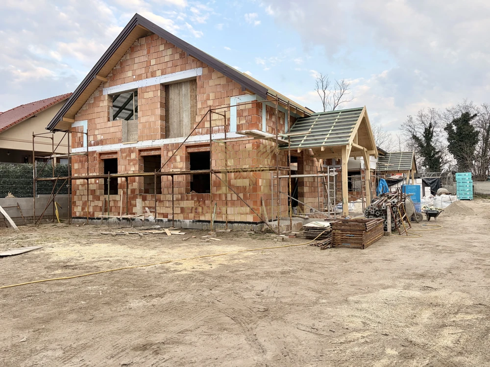 ÚJ ÉPÍTÉSŰ, GARÁZSKAPCSOLATOS IKERHÁZFÉL