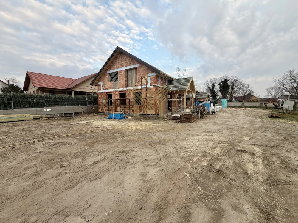 ÚJ ÉPÍTÉSŰ, GARÁZSKAPCSOLATOS IKERHÁZFÉL