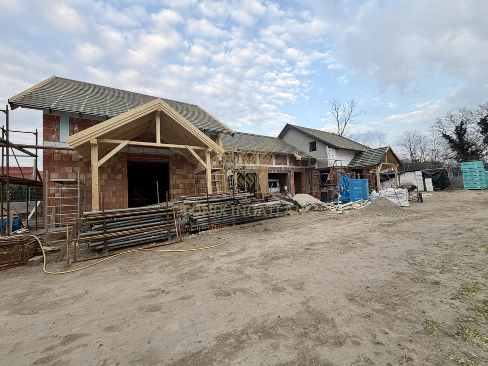 ÚJ ÉPÍTÉSŰ, GARÁZSKAPCSOLATOS IKERHÁZFÉL