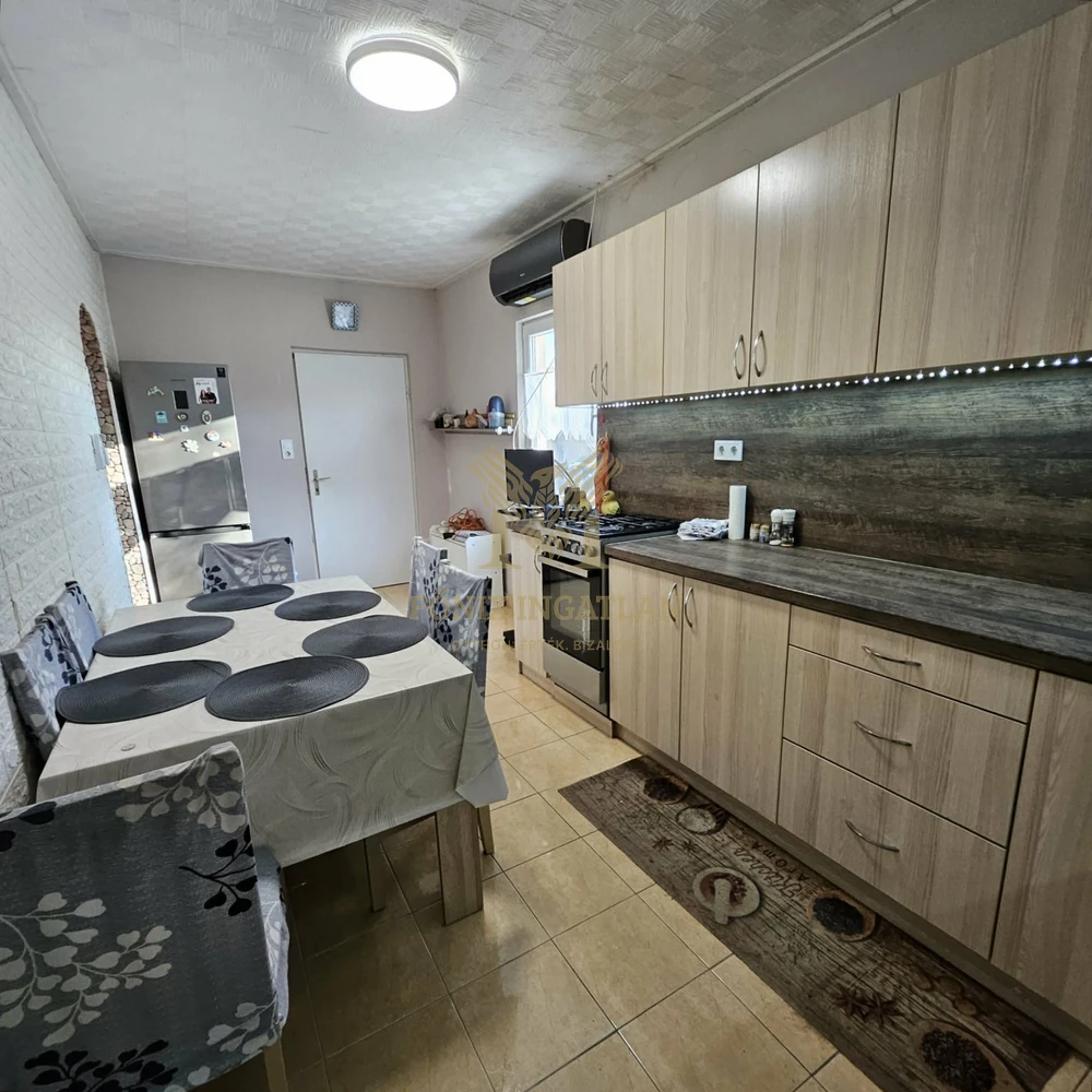 VIDÉKI NYUGALOM, NAGY TELEK, FELÚJÍTOTT OTTHON – KUNPESZÉREN!