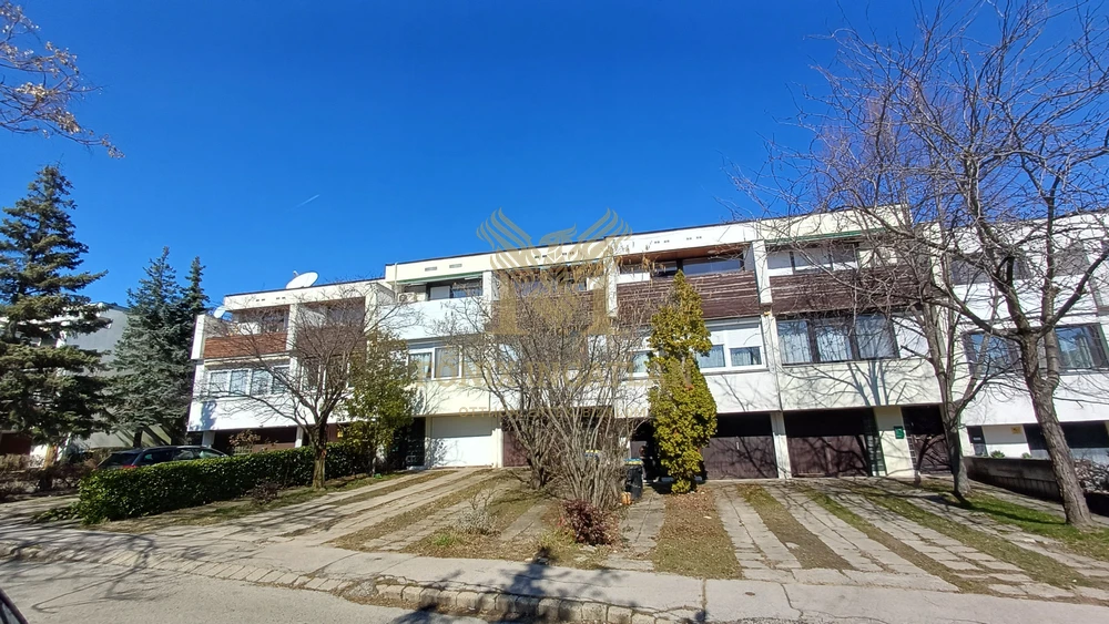 Természetközeli otthon a Rózsadombon – saját kertrésszel!