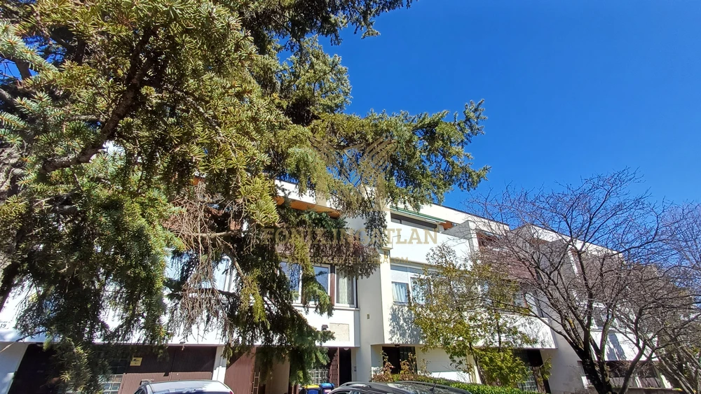 Természetközeli otthon a Rózsadombon – saját kertrésszel!