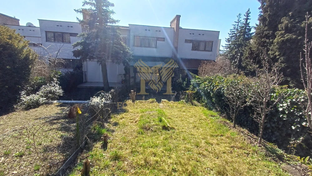 Természetközeli otthon a Rózsadombon – saját kertrésszel!