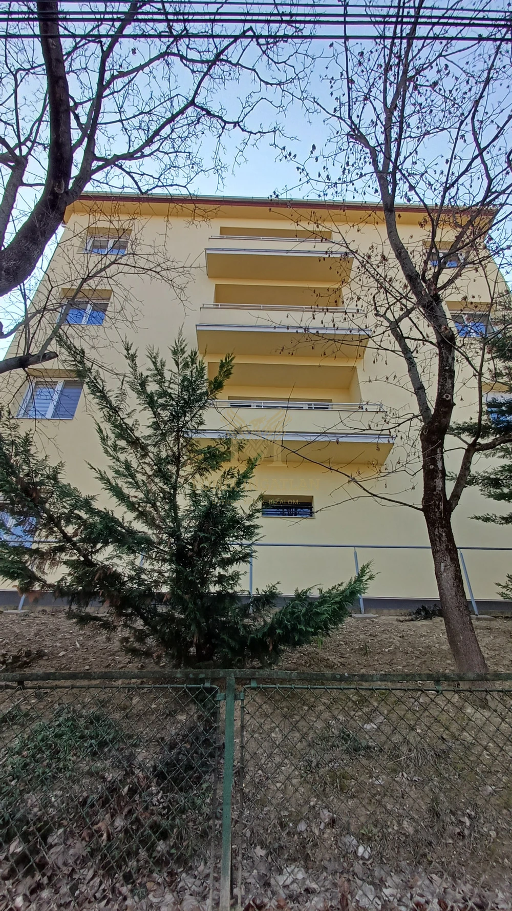 FELHÉVÍZEN PANORÁMÁS, 2 SZOBÁS LAKÁS ELADÓ!