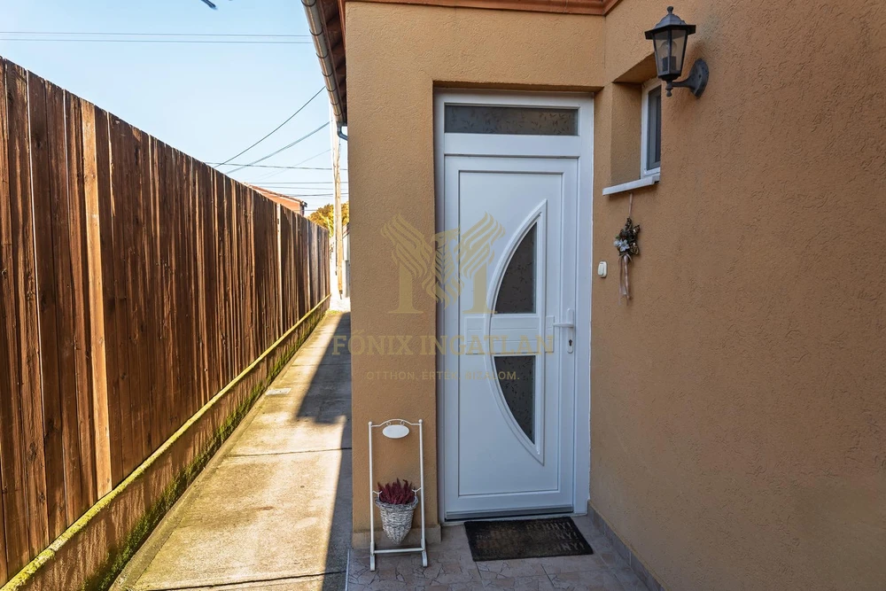 Vecsés Andrássytelep! 2 szintes, saját kert + 2 autóbeállós – alacsony rezsijű sorházi lakás eladó