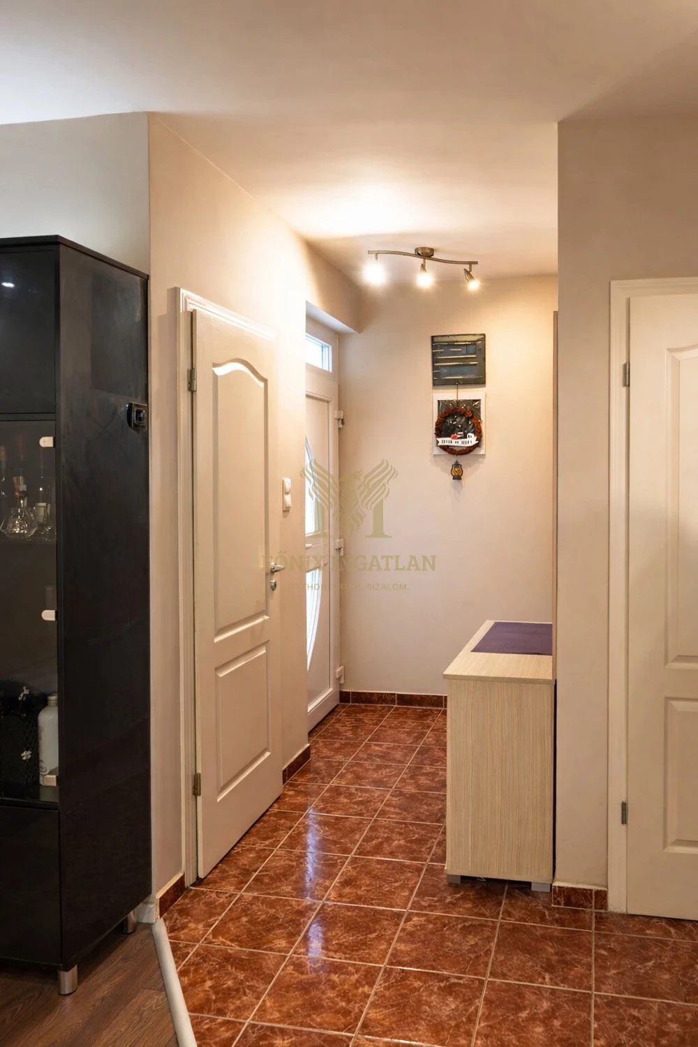 Vecsés Andrássytelep! 2 szintes, saját kert + 2 autóbeállós – alacsony rezsijű sorházi lakás eladó