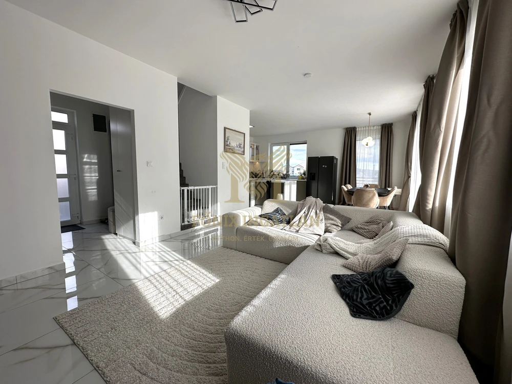 Szinte új, panorámás családi ház eladó Vácrátóton – 3 háló, nagy terasz, modern technológia!