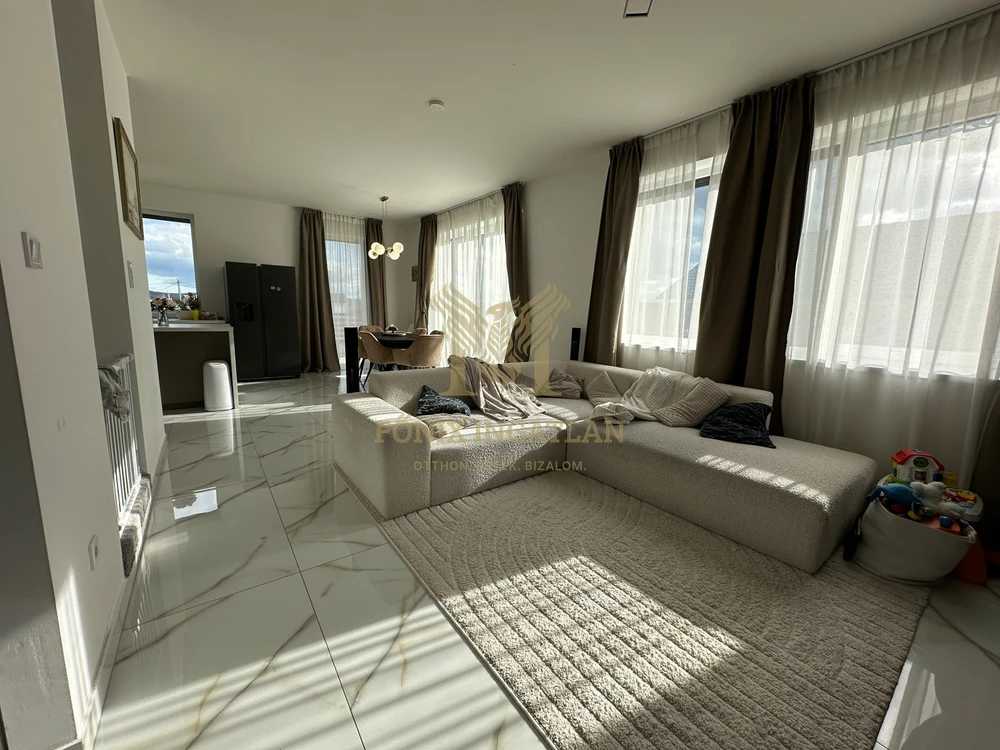 Szinte új, panorámás családi ház eladó Vácrátóton – 3 háló, nagy terasz, modern technológia!