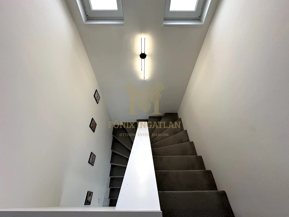 Szinte új, panorámás családi ház eladó Vácrátóton – 3 háló, nagy terasz, modern technológia!