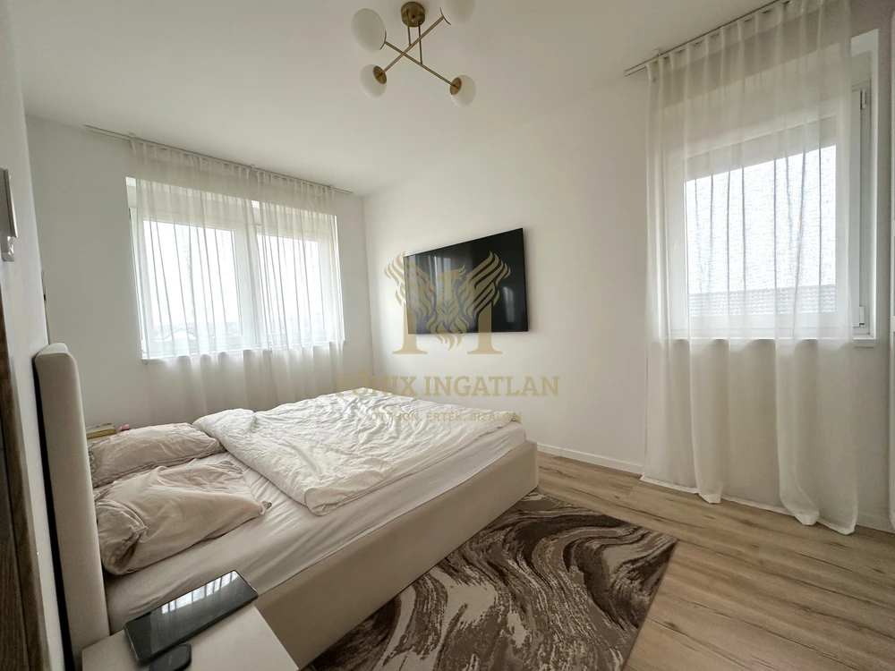 Szinte új, panorámás családi ház eladó Vácrátóton – 3 háló, nagy terasz, modern technológia!