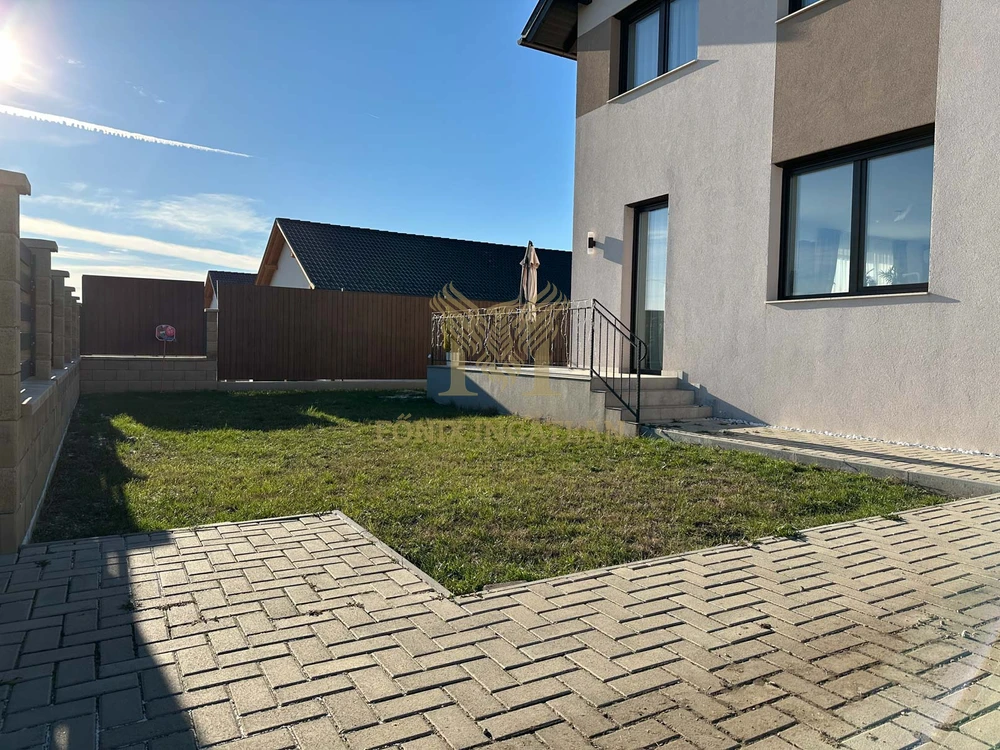 Szinte új, panorámás családi ház eladó Vácrátóton – 3 háló, nagy terasz, modern technológia!