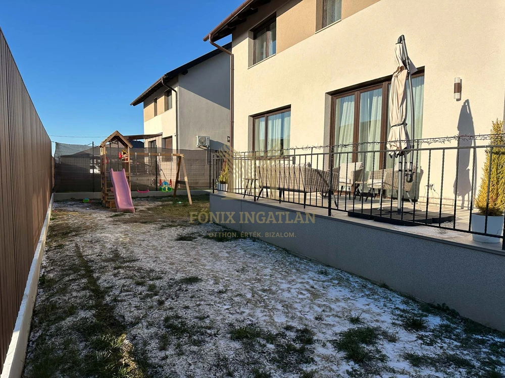 Szinte új, panorámás családi ház eladó Vácrátóton – 3 háló, nagy terasz, modern technológia!