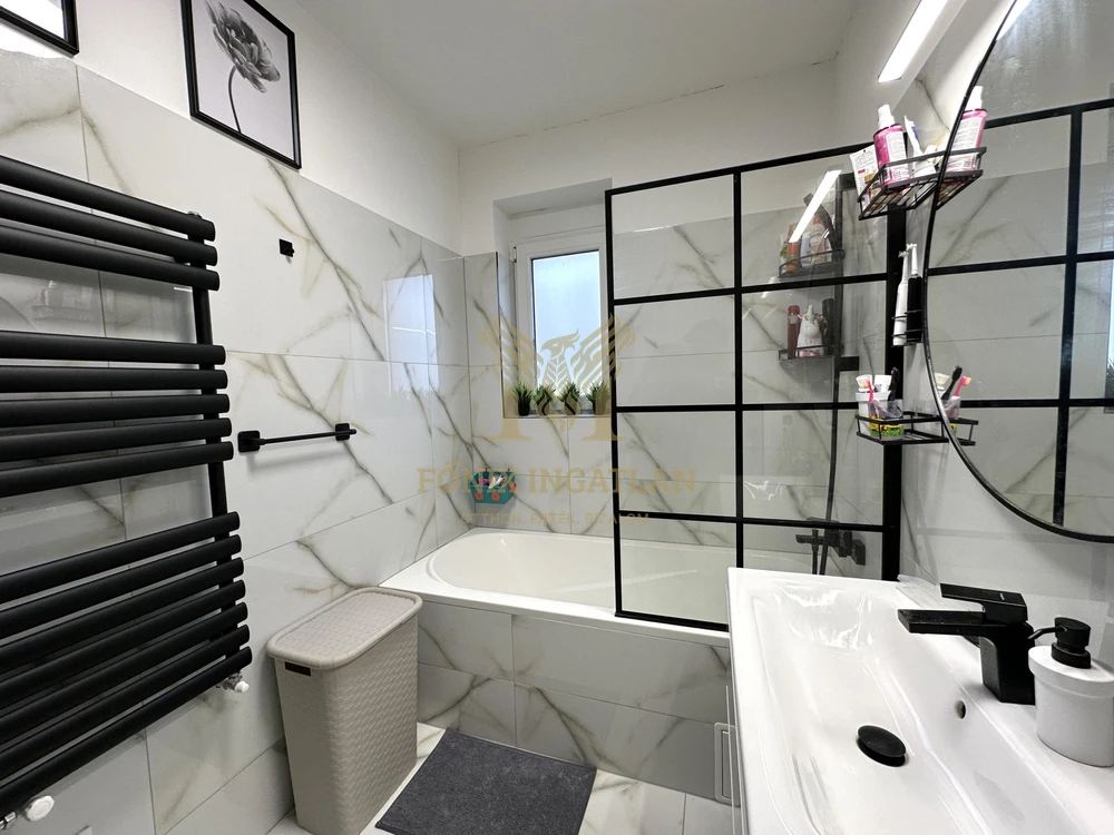 Szinte új, panorámás családi ház eladó Vácrátóton – 3 háló, nagy terasz, modern technológia!