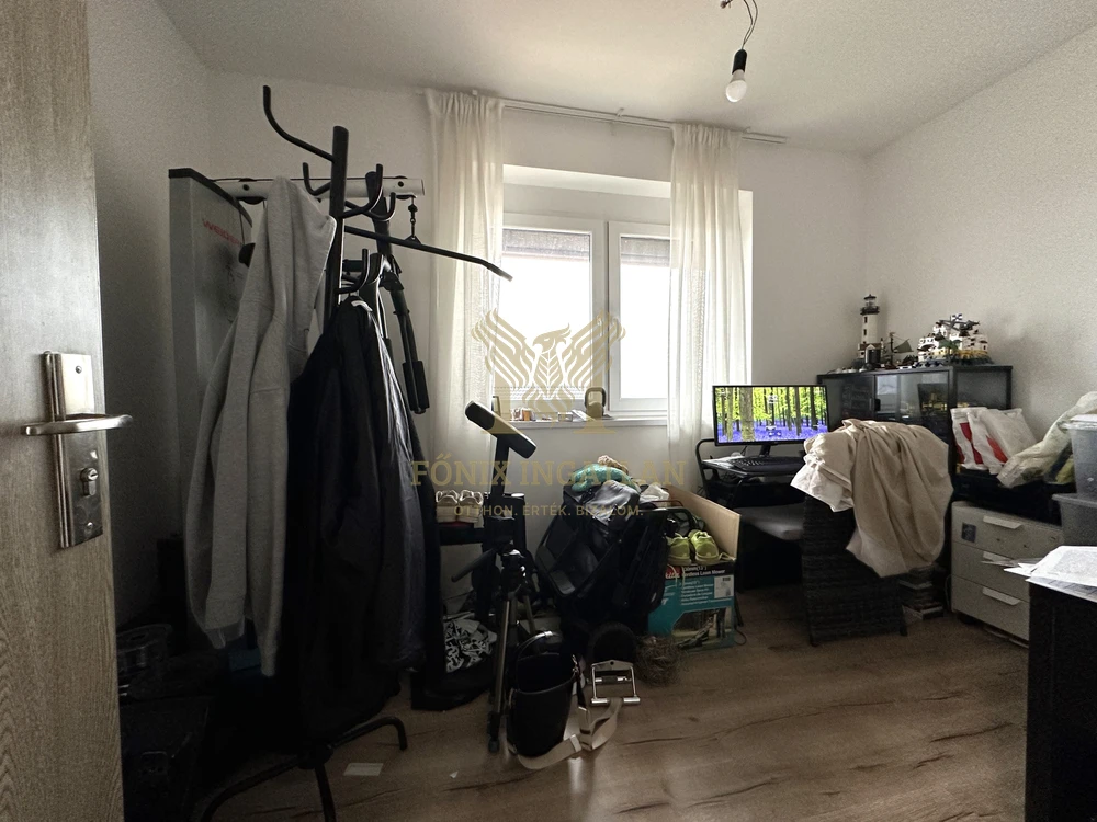 Szinte új, panorámás családi ház eladó Vácrátóton – 3 háló, nagy terasz, modern technológia!