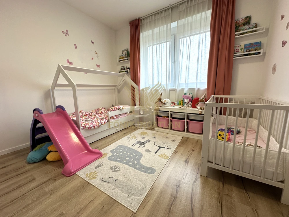 Szinte új, panorámás családi ház eladó Vácrátóton – 3 háló, nagy terasz, modern technológia!