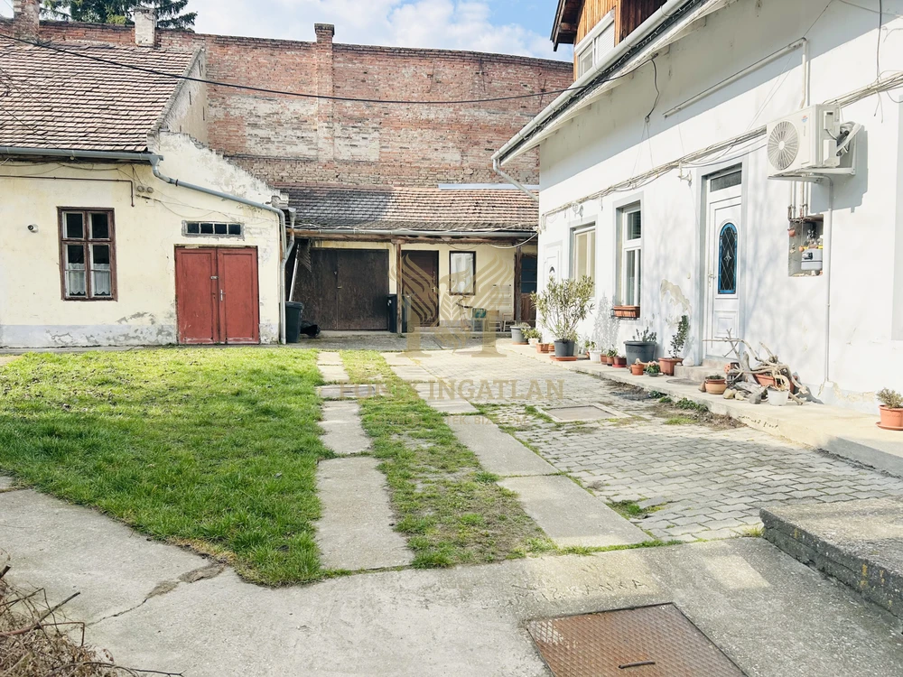 Bájos, felújított lakás Vác belvárosában – ideális befektetés, pár percre a Dunától!