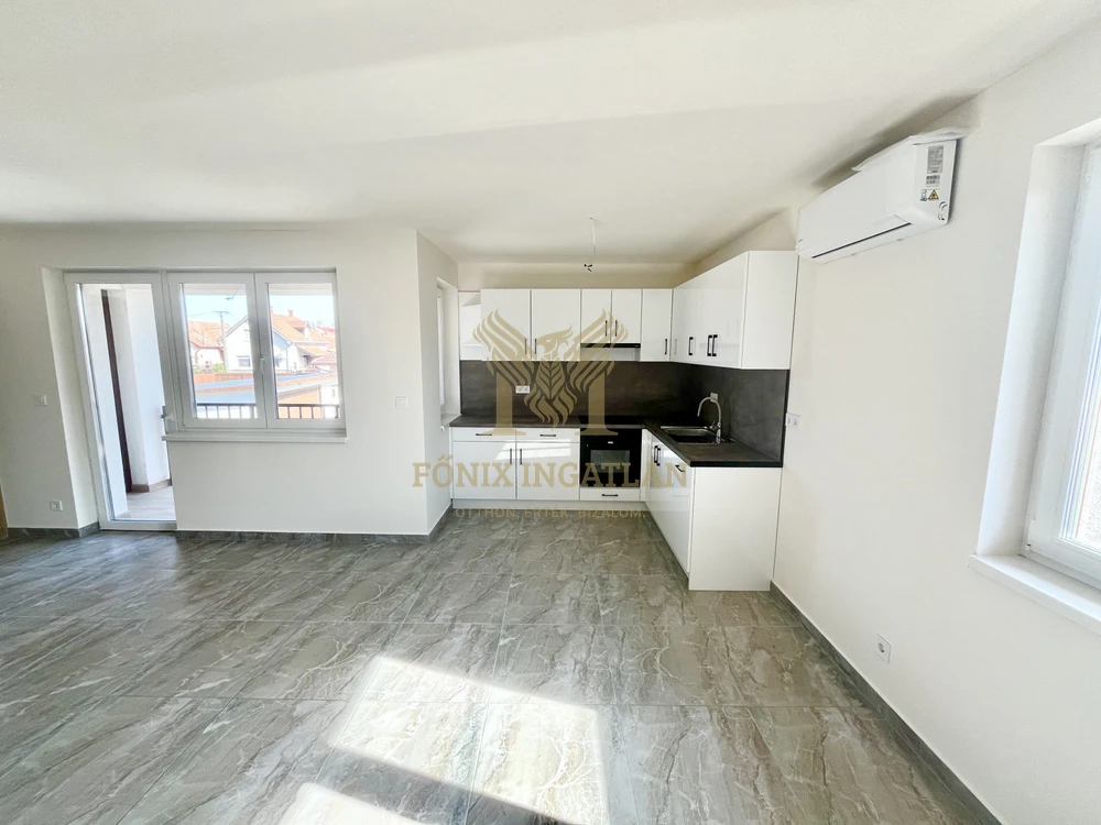 ELADÓ AZONNAL KÖLTÖZHETŐ ÚJÉPÍTÉSŰ LAKÁS DERECSKE BELVÁROSÁBAN!