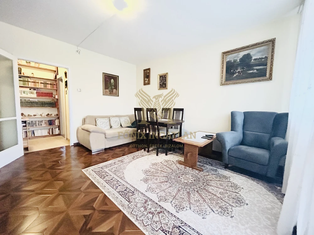 Világos, erkélyes otthon zöld környezetben – Gödöllőn, az Erzsébet-park mellett