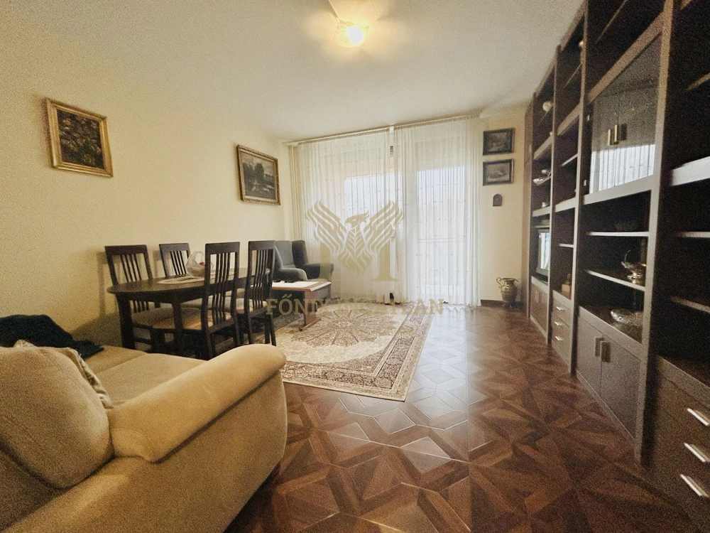 Világos, erkélyes otthon zöld környezetben – Gödöllőn, az Erzsébet-park mellett