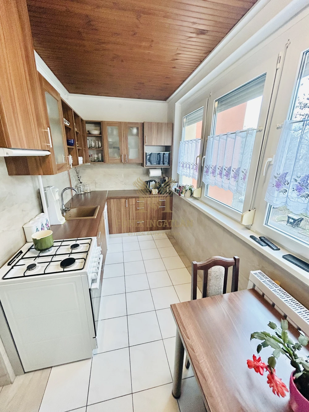 Világos, erkélyes otthon zöld környezetben – Gödöllőn, az Erzsébet-park mellett