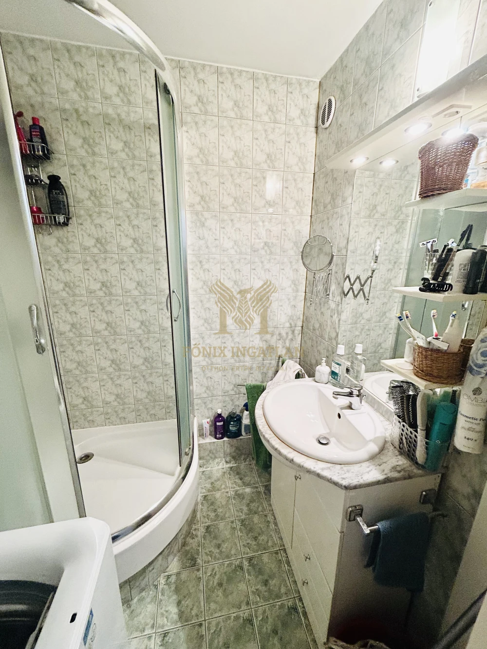 Világos, erkélyes otthon zöld környezetben – Gödöllőn, az Erzsébet-park mellett