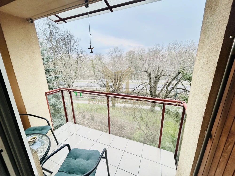 Világos, erkélyes otthon zöld környezetben – Gödöllőn, az Erzsébet-park mellett