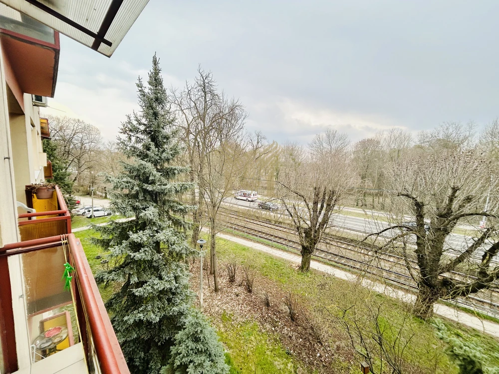 Világos, erkélyes otthon zöld környezetben – Gödöllőn, az Erzsébet-park mellett