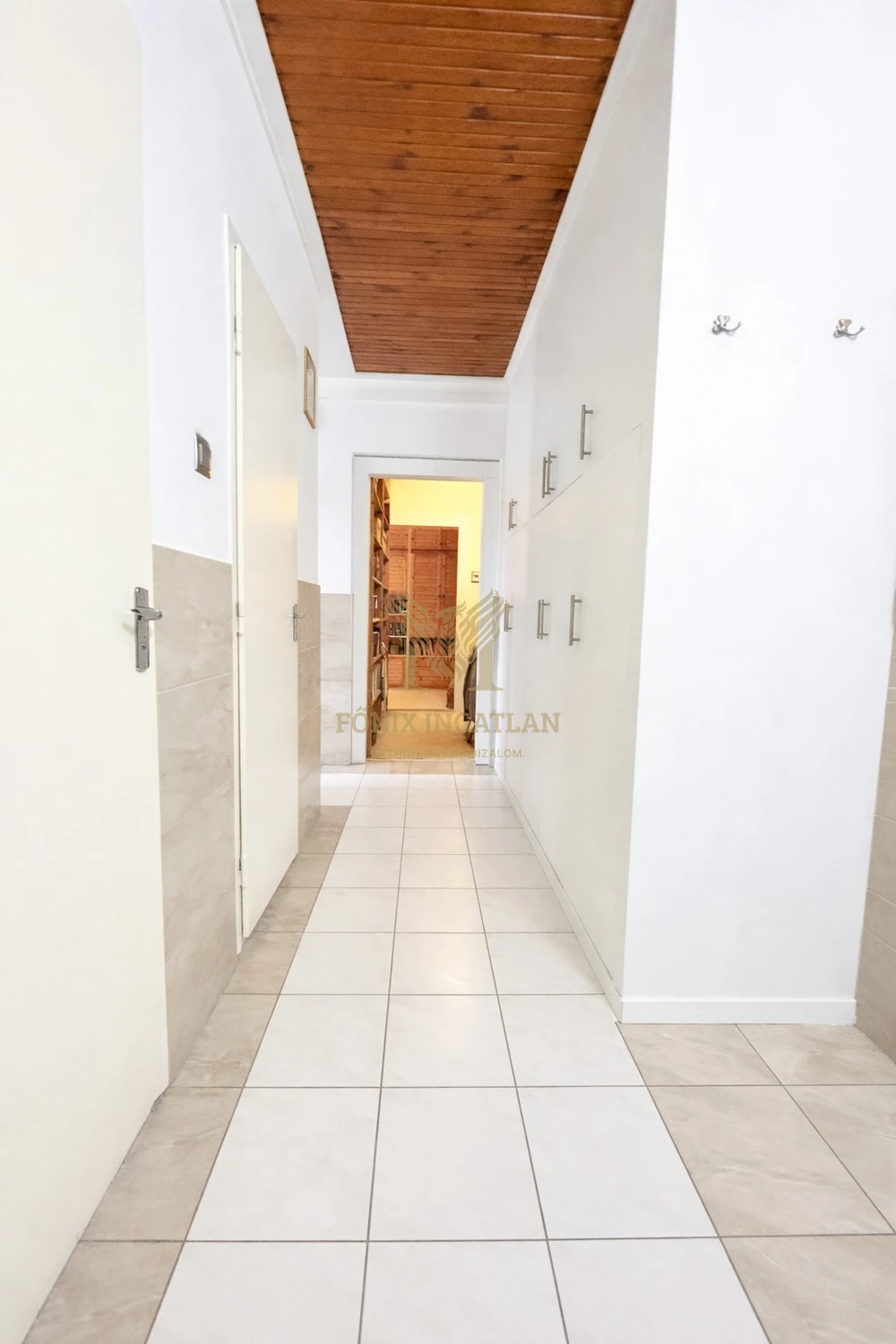 Világos, erkélyes otthon zöld környezetben – Gödöllőn, az Erzsébet-park mellett