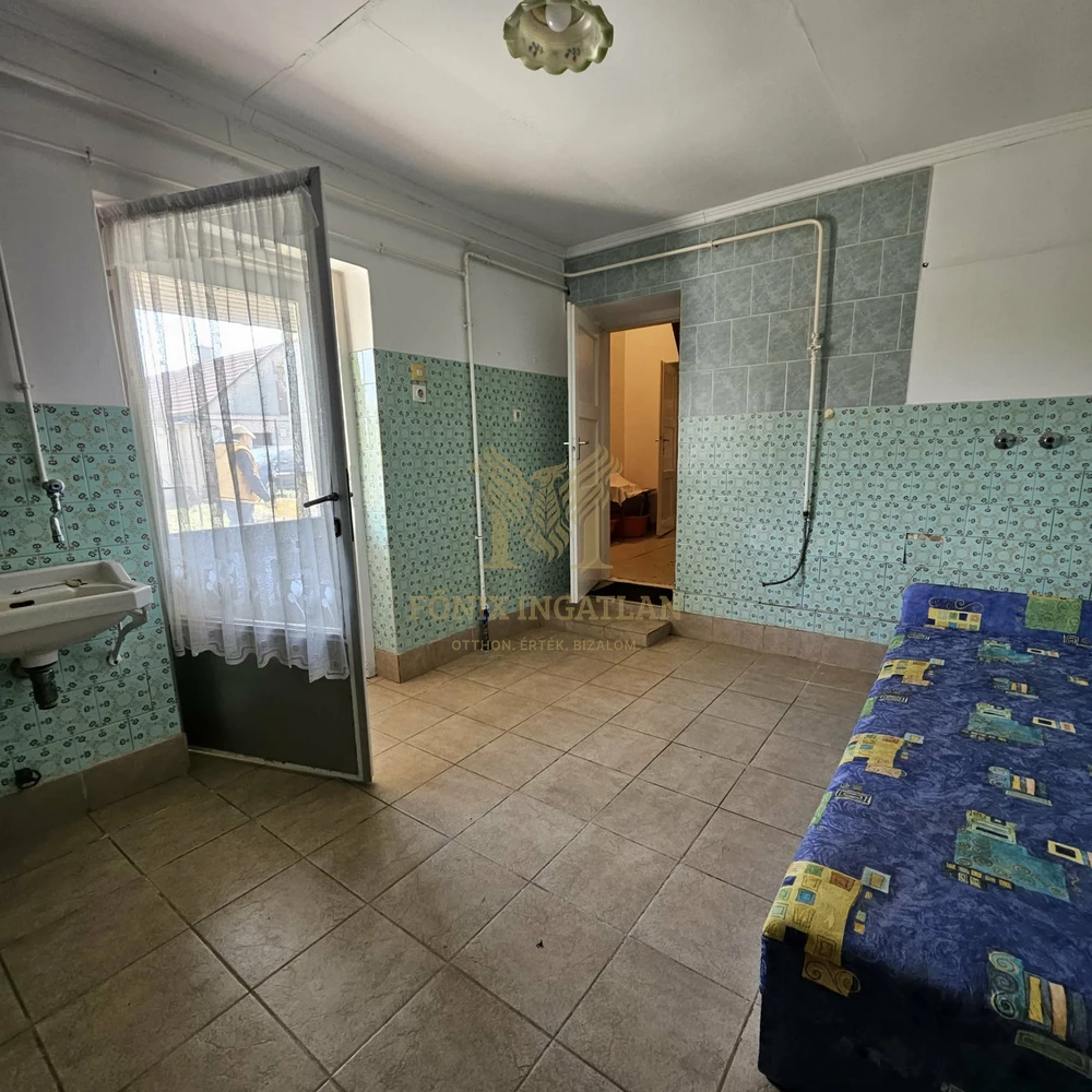 RITKA LEHETŐSÉG KUNSZENTMIKLÓSON – SAROKTELKI CSALÁDI HÁZ KÉT UTCÁRÓL!