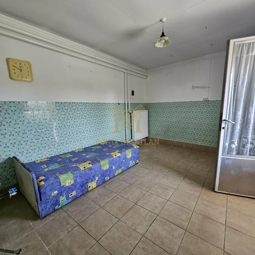 RITKA LEHETŐSÉG KUNSZENTMIKLÓSON – SAROKTELKI CSALÁDI HÁZ KÉT UTCÁRÓL!