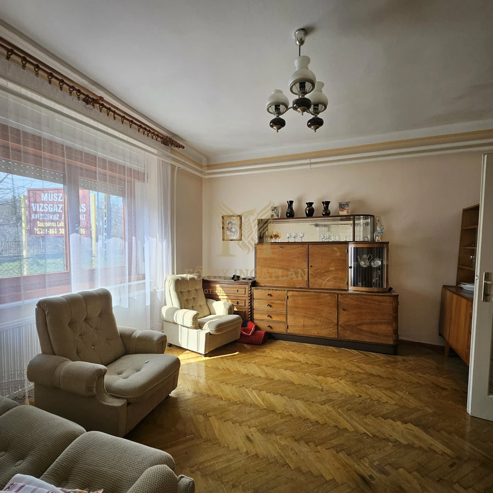 RITKA LEHETŐSÉG KUNSZENTMIKLÓSON – SAROKTELKI CSALÁDI HÁZ KÉT UTCÁRÓL!