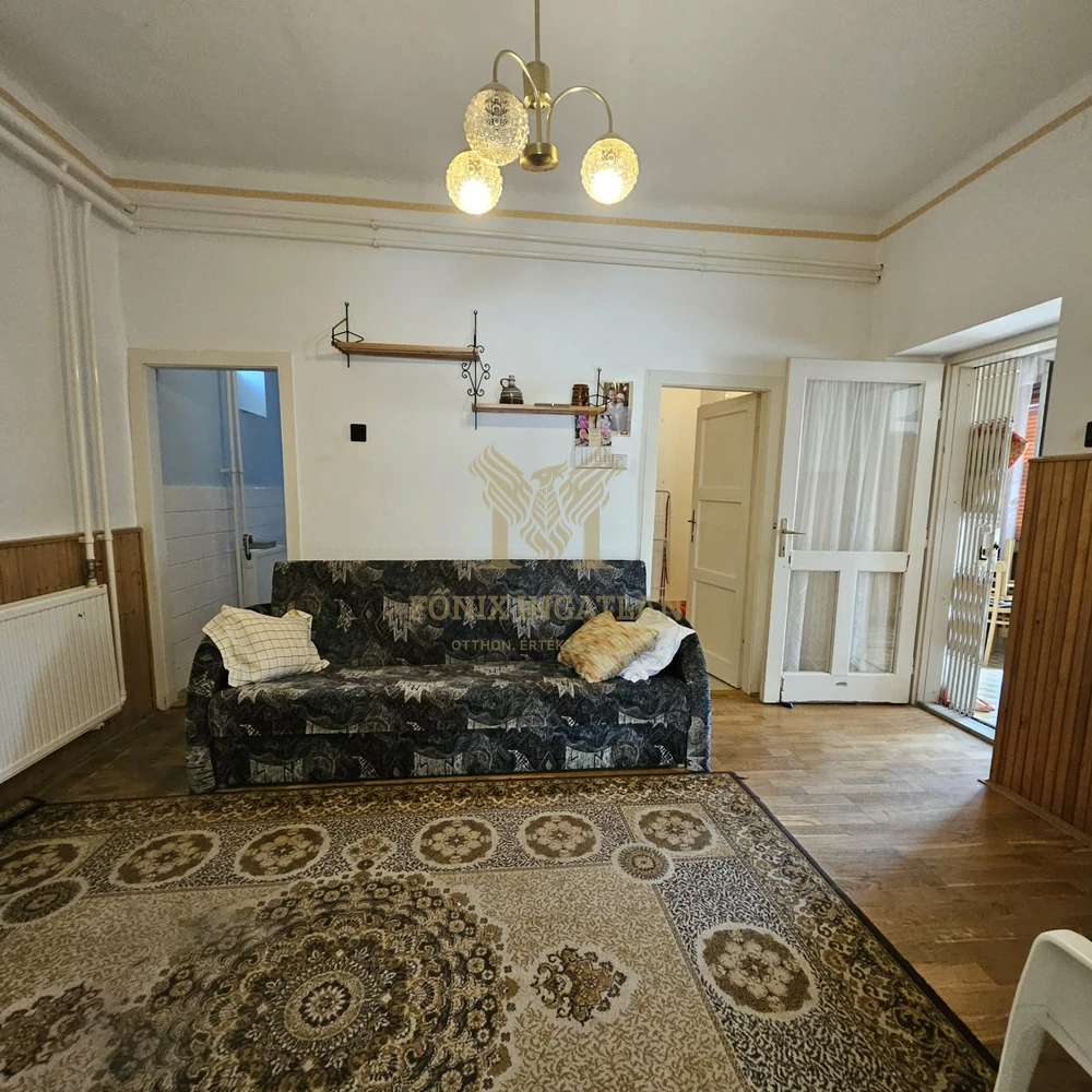 RITKA LEHETŐSÉG KUNSZENTMIKLÓSON – SAROKTELKI CSALÁDI HÁZ KÉT UTCÁRÓL!