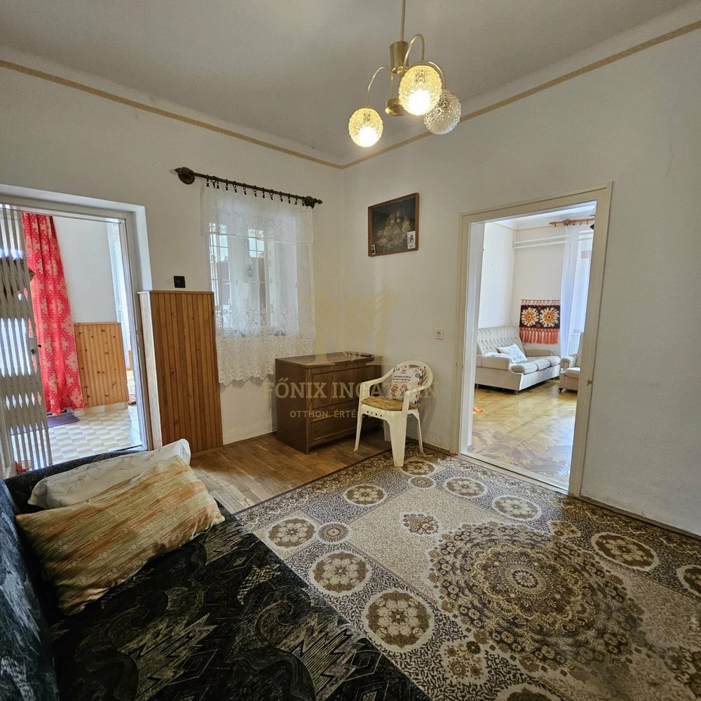 RITKA LEHETŐSÉG KUNSZENTMIKLÓSON – SAROKTELKI CSALÁDI HÁZ KÉT UTCÁRÓL!