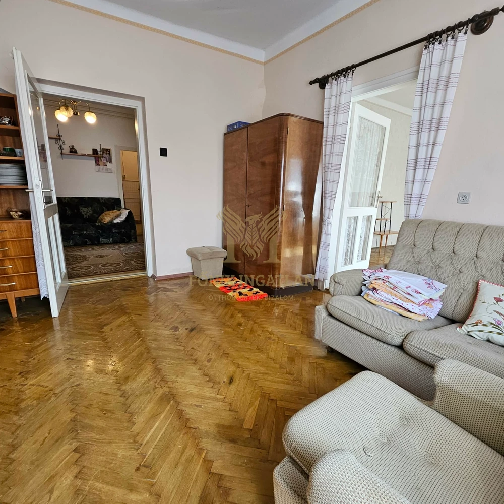 RITKA LEHETŐSÉG KUNSZENTMIKLÓSON – SAROKTELKI CSALÁDI HÁZ KÉT UTCÁRÓL!