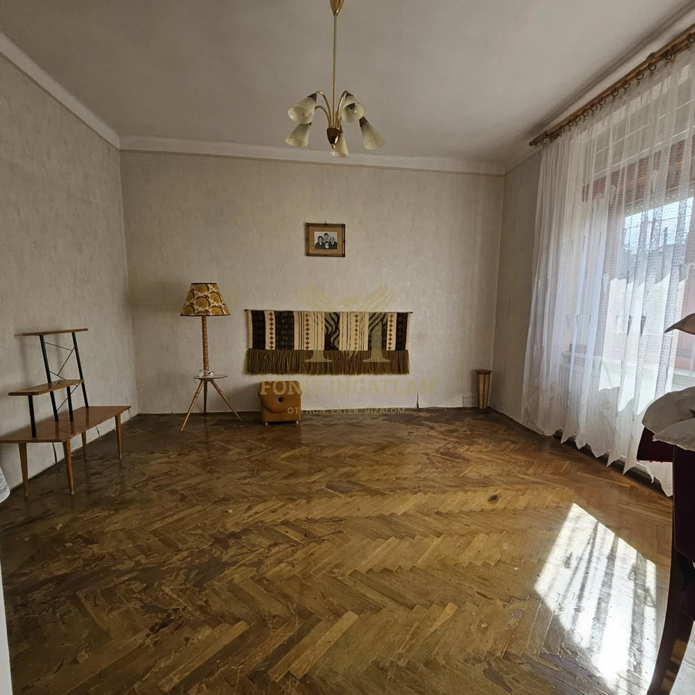 RITKA LEHETŐSÉG KUNSZENTMIKLÓSON – SAROKTELKI CSALÁDI HÁZ KÉT UTCÁRÓL!