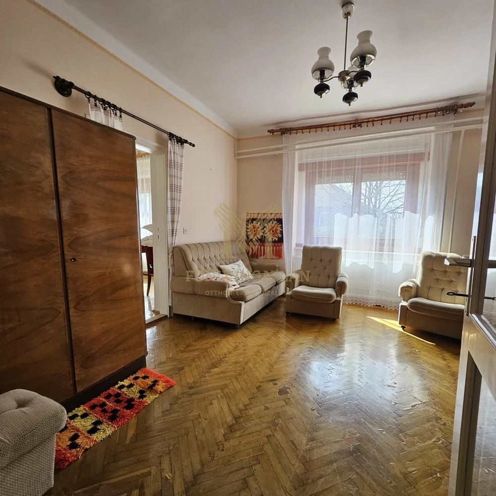 RITKA LEHETŐSÉG KUNSZENTMIKLÓSON – SAROKTELKI CSALÁDI HÁZ KÉT UTCÁRÓL!