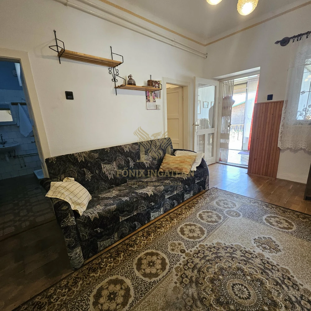 RITKA LEHETŐSÉG KUNSZENTMIKLÓSON – SAROKTELKI CSALÁDI HÁZ KÉT UTCÁRÓL!