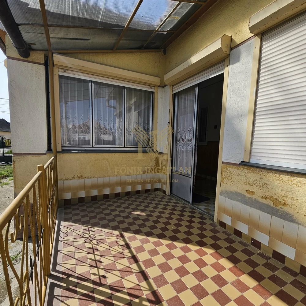 RITKA LEHETŐSÉG KUNSZENTMIKLÓSON – SAROKTELKI CSALÁDI HÁZ KÉT UTCÁRÓL!