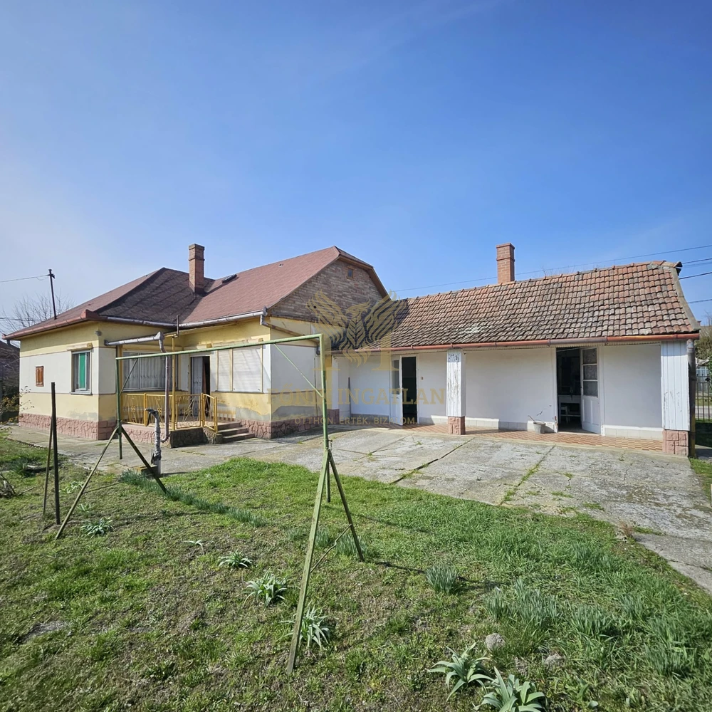 RITKA LEHETŐSÉG KUNSZENTMIKLÓSON – SAROKTELKI CSALÁDI HÁZ KÉT UTCÁRÓL!