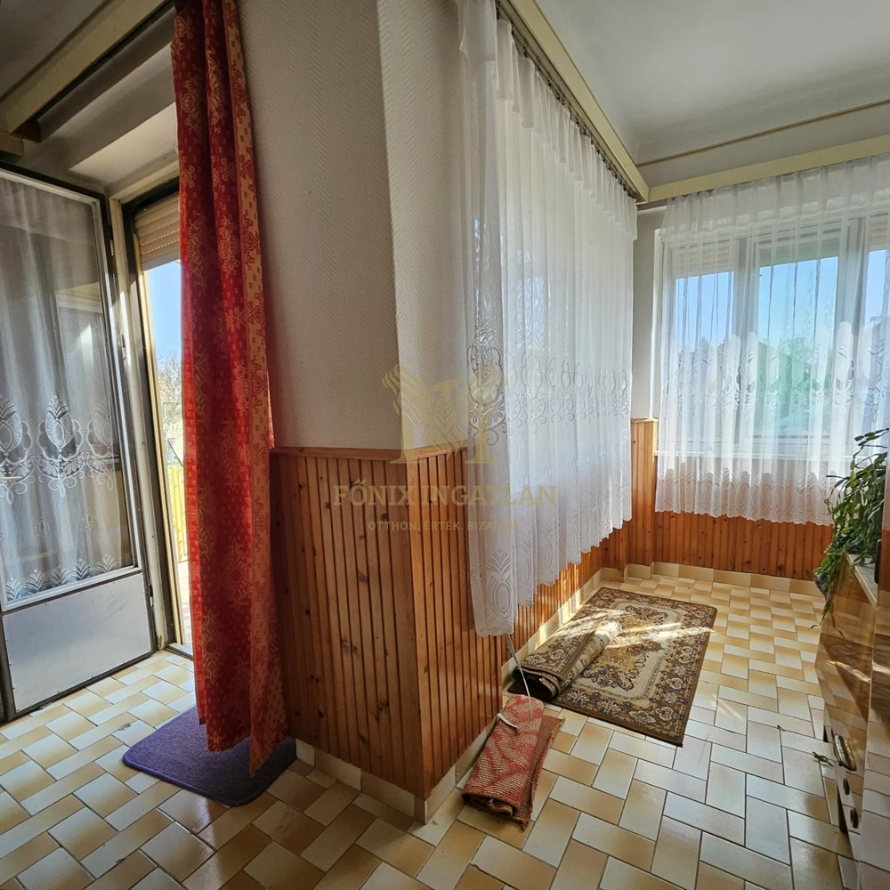 RITKA LEHETŐSÉG KUNSZENTMIKLÓSON – SAROKTELKI CSALÁDI HÁZ KÉT UTCÁRÓL!