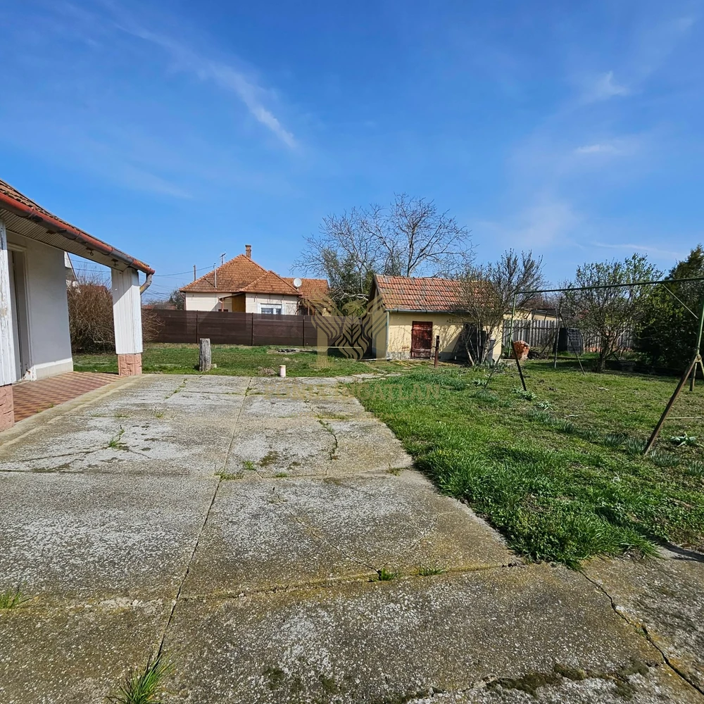 RITKA LEHETŐSÉG KUNSZENTMIKLÓSON – SAROKTELKI CSALÁDI HÁZ KÉT UTCÁRÓL!