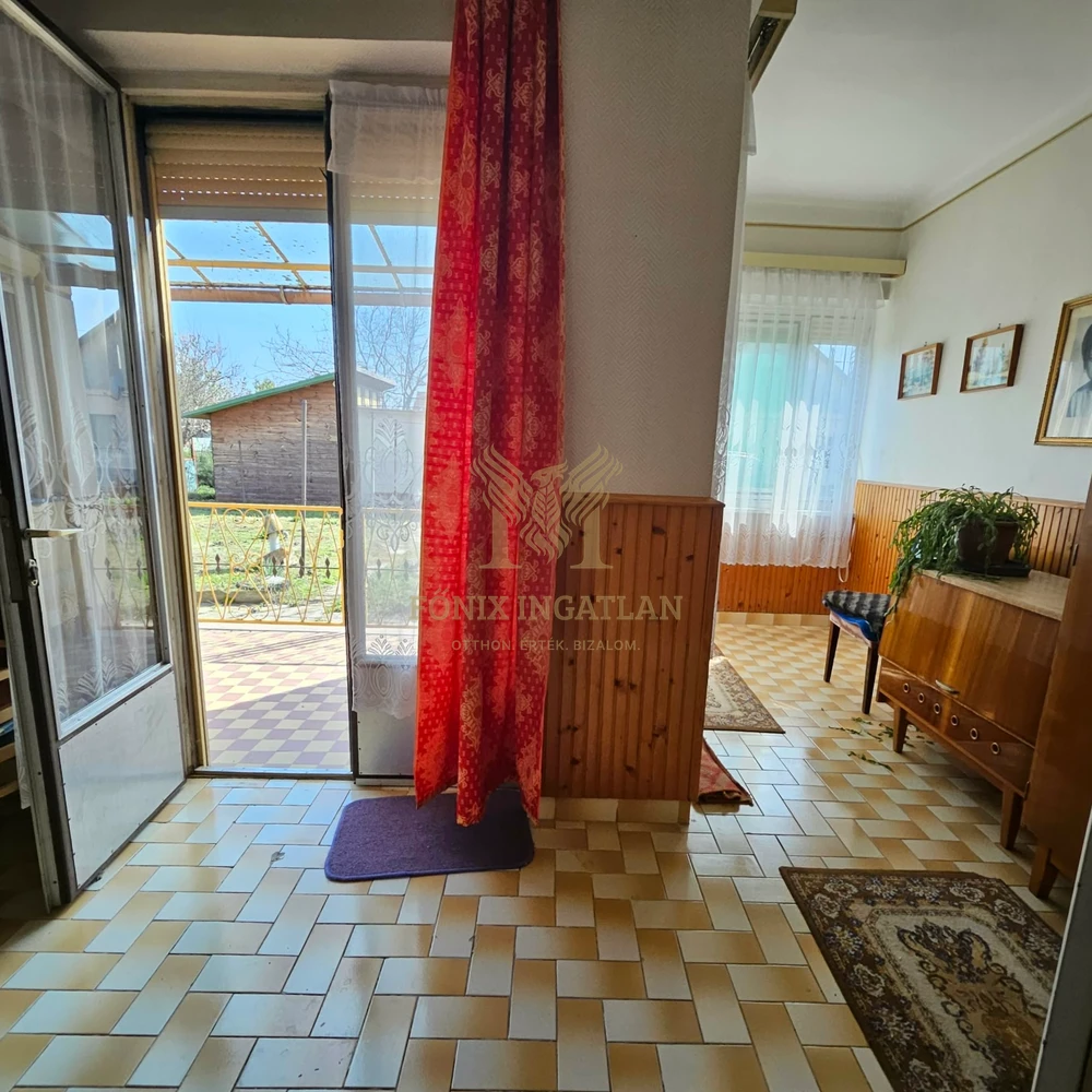 RITKA LEHETŐSÉG KUNSZENTMIKLÓSON – SAROKTELKI CSALÁDI HÁZ KÉT UTCÁRÓL!