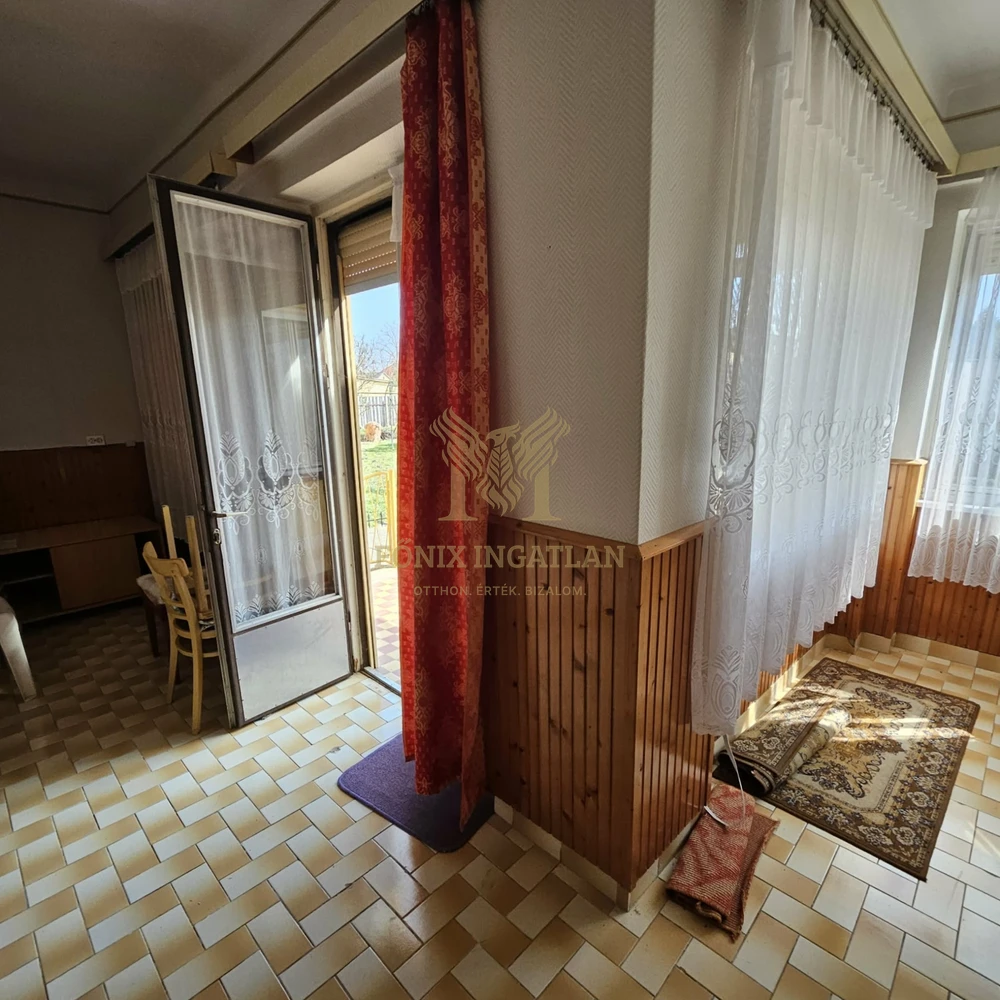 RITKA LEHETŐSÉG KUNSZENTMIKLÓSON – SAROKTELKI CSALÁDI HÁZ KÉT UTCÁRÓL!