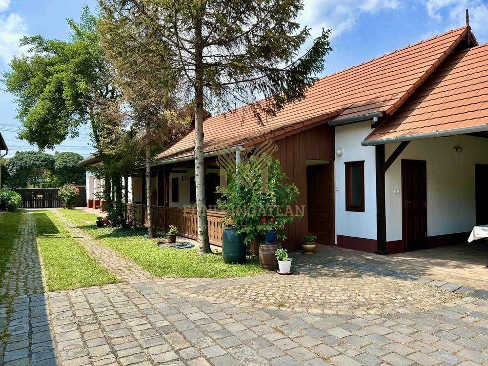Különleges hangulatú vendégház eladó Püspökladány szívében