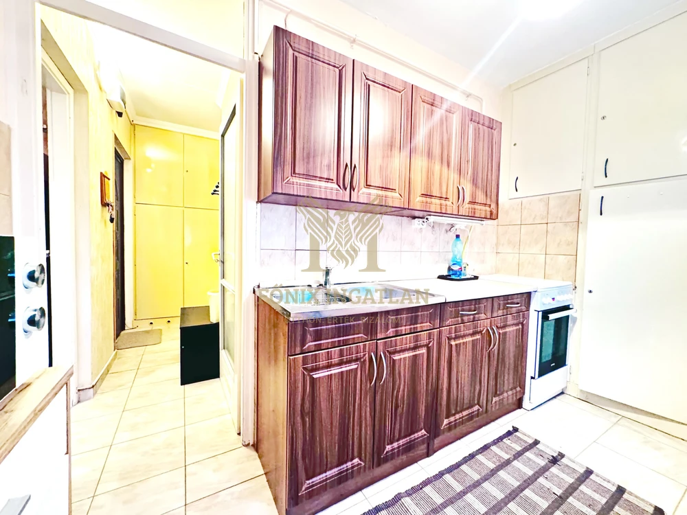 Belváros, Hajó utca, 1.emeleti lakás eladó!